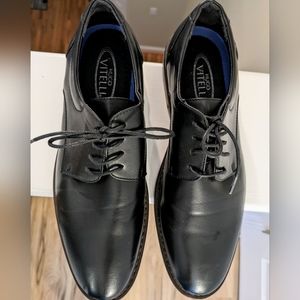 Men's size 10.5M Hugo Vitelli black lace up dress shoes